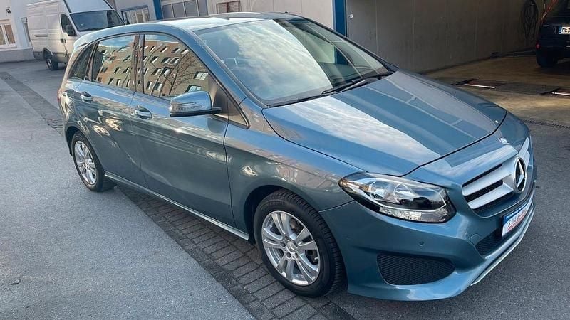 Blau Gebraucht 2015 Mercedes B180 Van / Kleinbus | 14.450 € (Guter Preis) - Bild 1/4