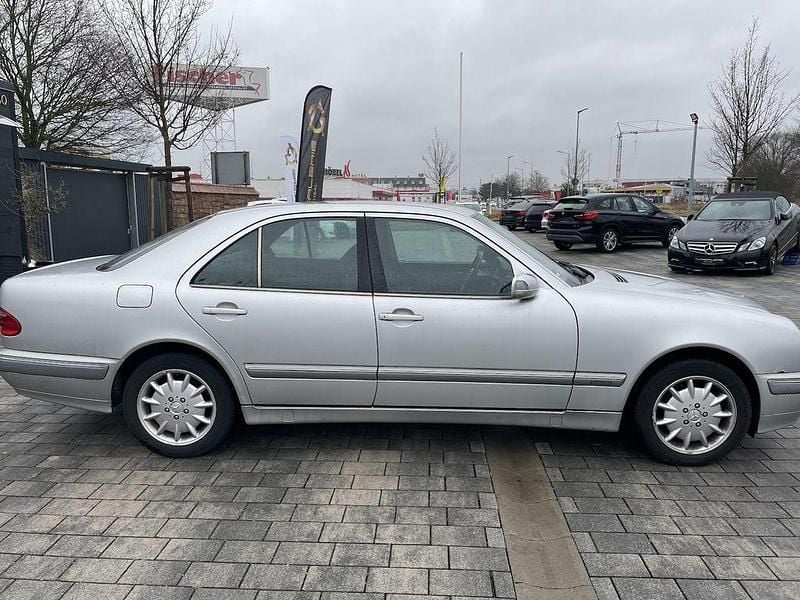 Gebraucht Mercedes E200 Elegance 136 PS (100 kW) 1999 Silber Limousine