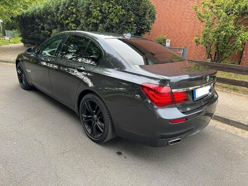 Gebraucht BMW 750 Sport Line 381 PS (280 kW) 2013 Grau Limousine