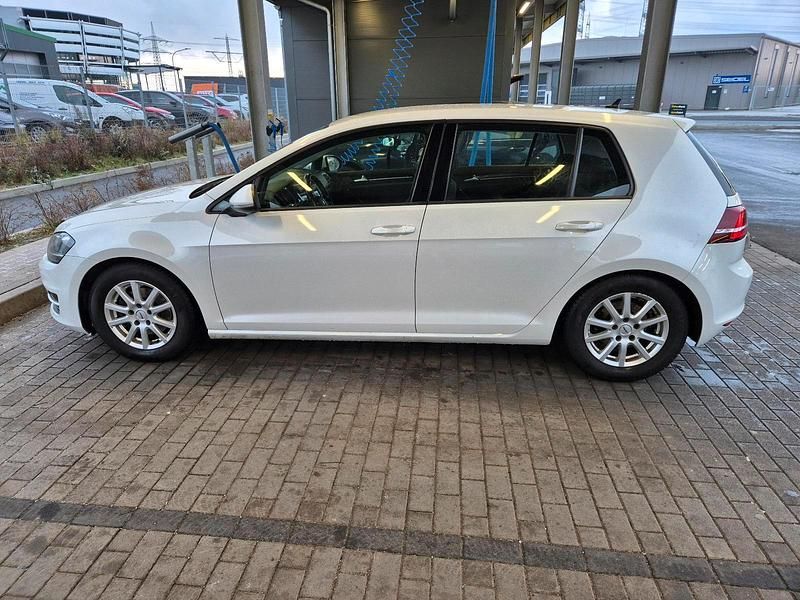 Gebraucht VW Golf VII Highline 125 PS (91 kW) 2014 Weiß Limousine