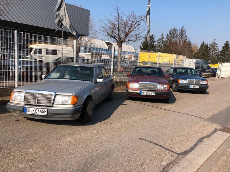 Silber Gebraucht 1991 Mercedes E300 Limousine | 3.988 € - Bild 1/4