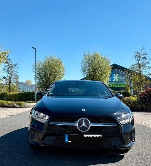 Gebraucht Mercedes A180 116 PS (85 kW) 2020 Schwarz Limousine