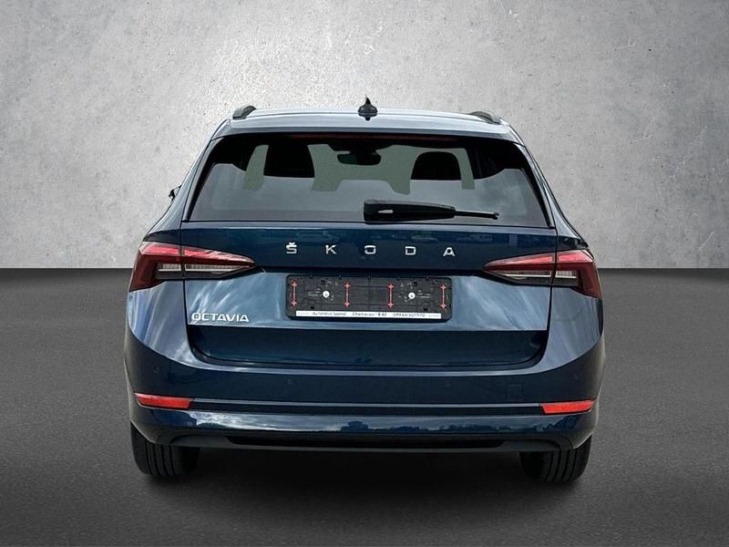 Używany Skoda Octavia Ambition 150 KM (110 kW) 2022 Niebieski Kombi