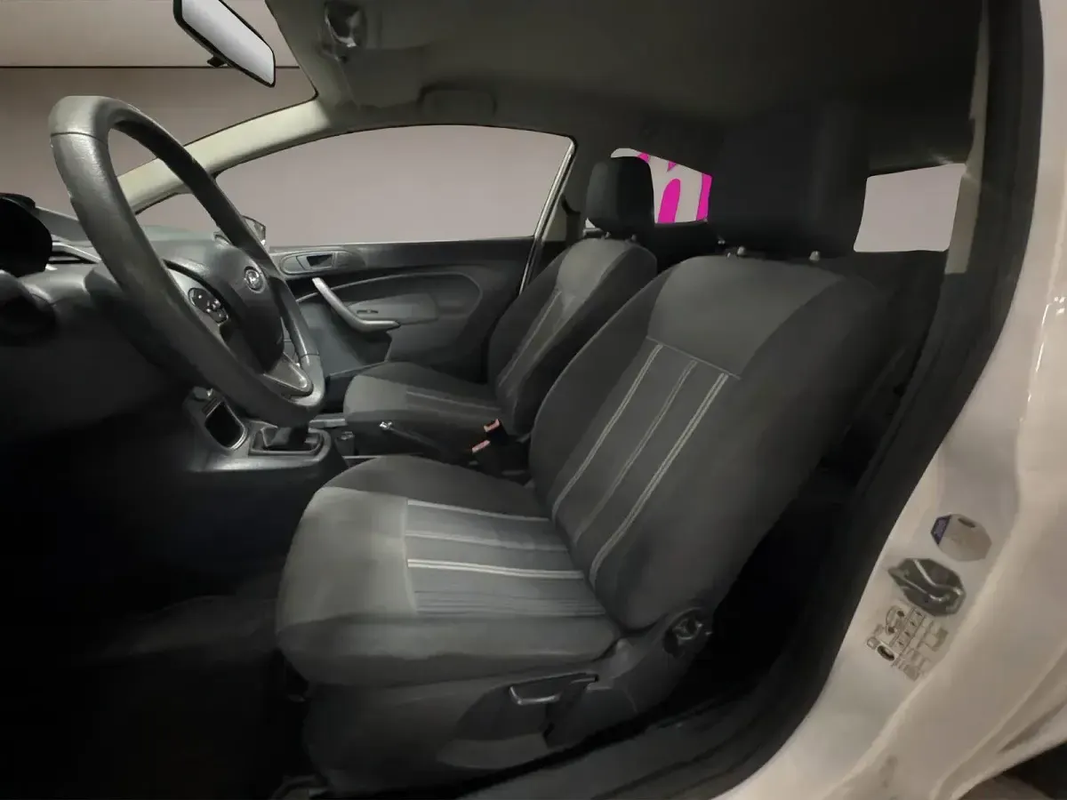 Gebraucht Ford Fiesta Trend 60 PS (44 kW) 2009 Frozen white Kleinwagen