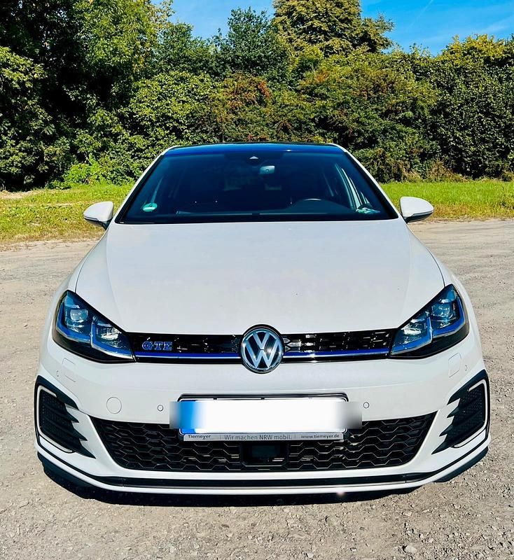 Weiß Gebraucht 2020 VW Golf VII GTE Limousine | 20.900 € (Guter Preis) - Bild 1/4
