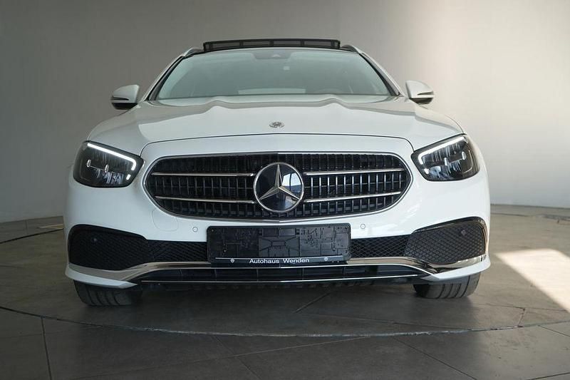 Gebraucht Mercedes E300 194 PS (142 kW) 2022 Weiß Limousine