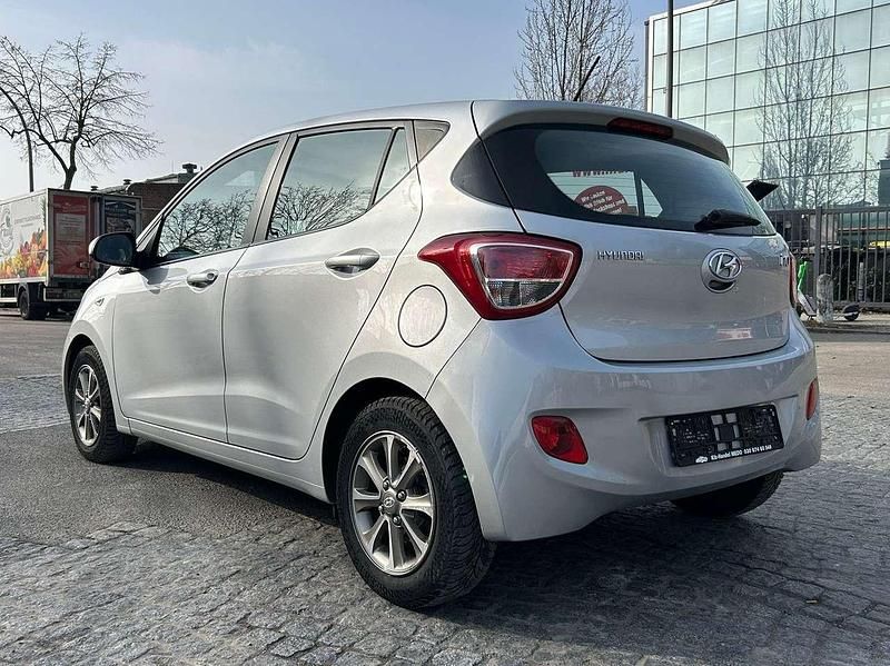 Gebraucht Hyundai i10 Edition 67 PS (49 kW) 2014 Sleek silver / met Kleinwagen