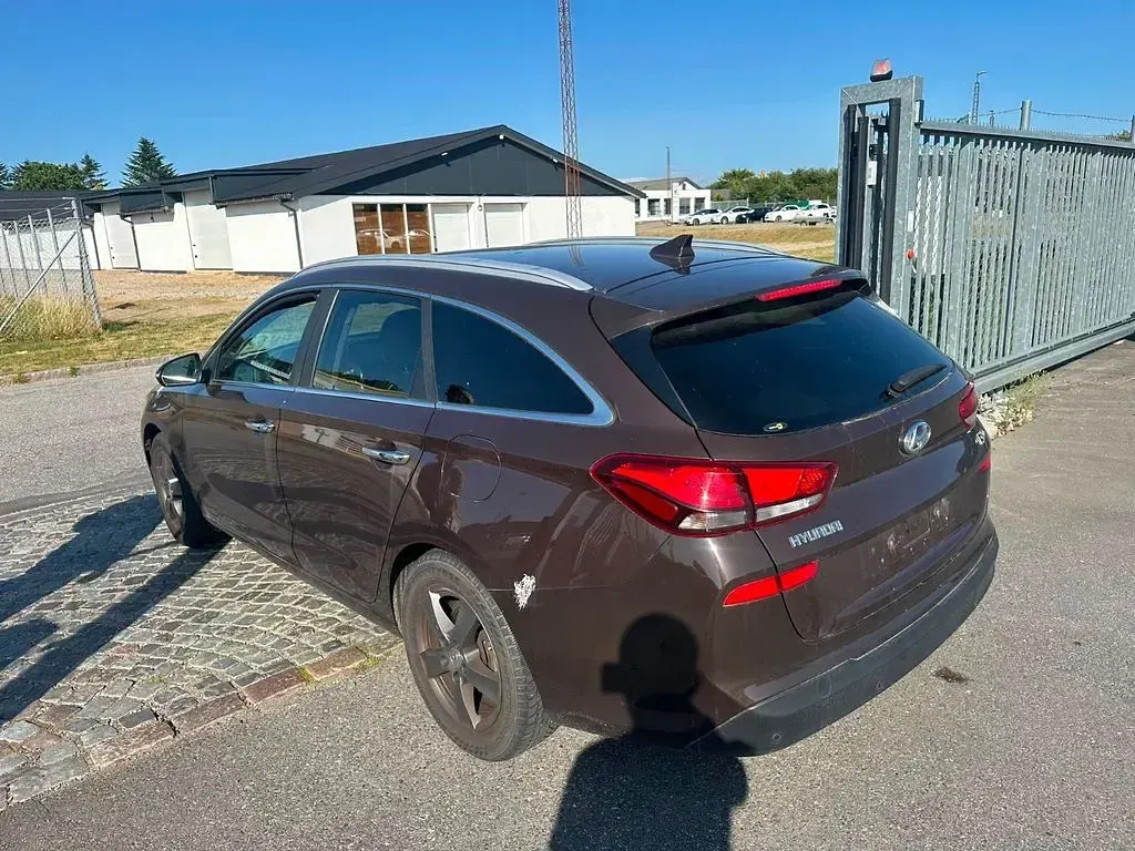 Gebraucht Hyundai i30 Premium 140 PS (102 kW) 2017 Braun Limousine