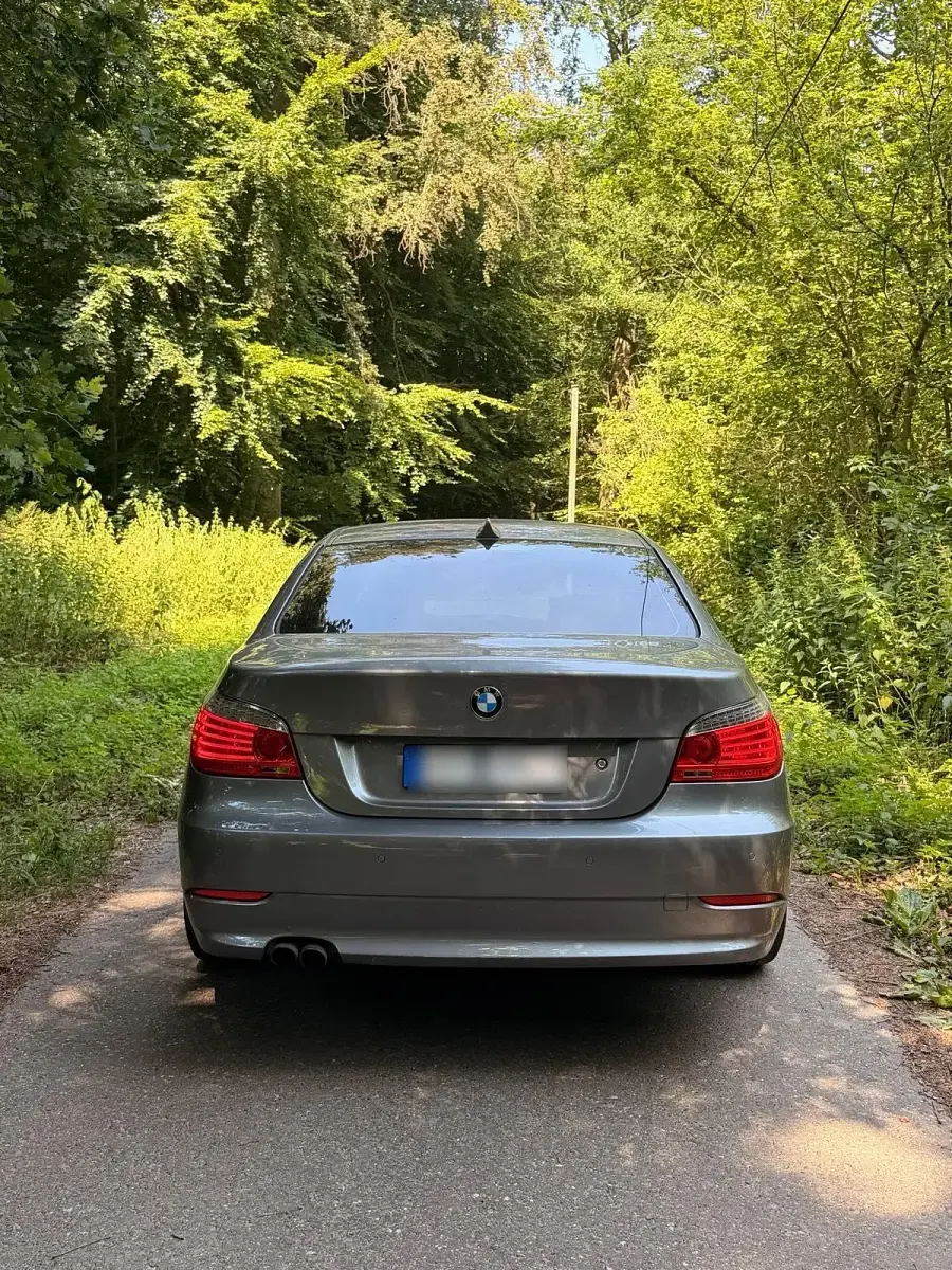 Gebraucht BMW 523 190 PS (139 kW) 2009 Grau Limousine