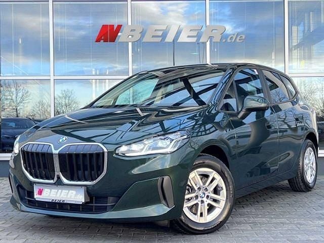 Grün (sanremo green metallic) Gebraucht 2023 BMW 218 Performance Van / Kleinbus | 28.990 € (Fairer Preis) - Bild 1/4