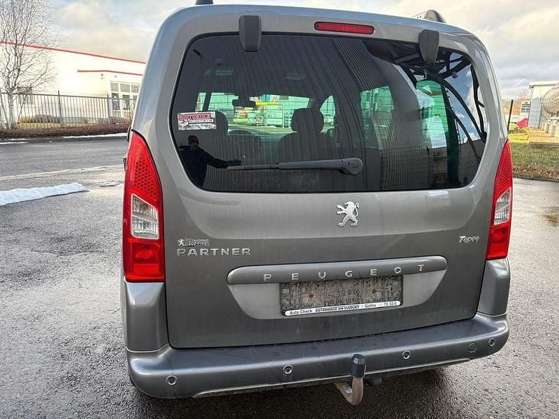 Gebraucht Peugeot Partner Tepee Family 120 PS (88 kW) 2011 Braun Van / Kleinbus