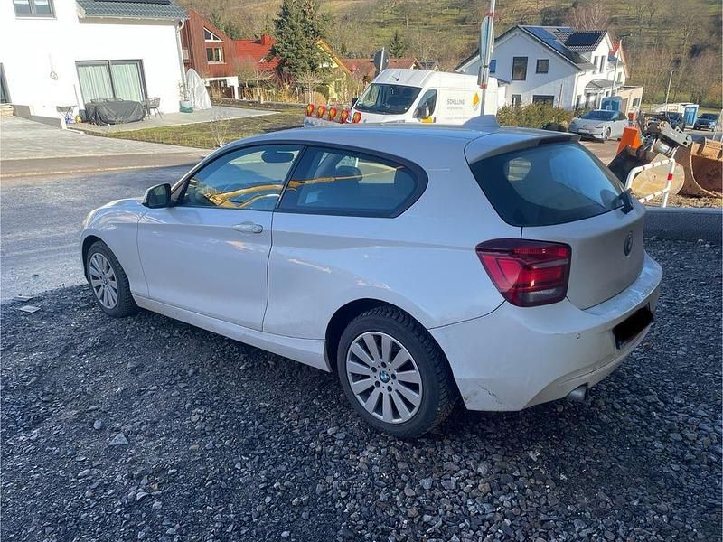 Gebraucht BMW 116 Advantage 116 PS (85 kW) 2013 Weiß Kleinwagen