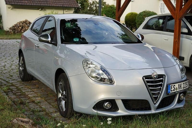 Silber Gebraucht 2015 Alfa Romeo Giulietta Super Kleinwagen | 9.900 € (Fairer Preis) - Bild 1/4