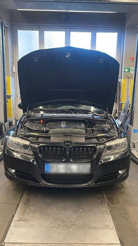 Gebraucht BMW 320 177 PS (130 kW) 2010 Schwarz Kombi