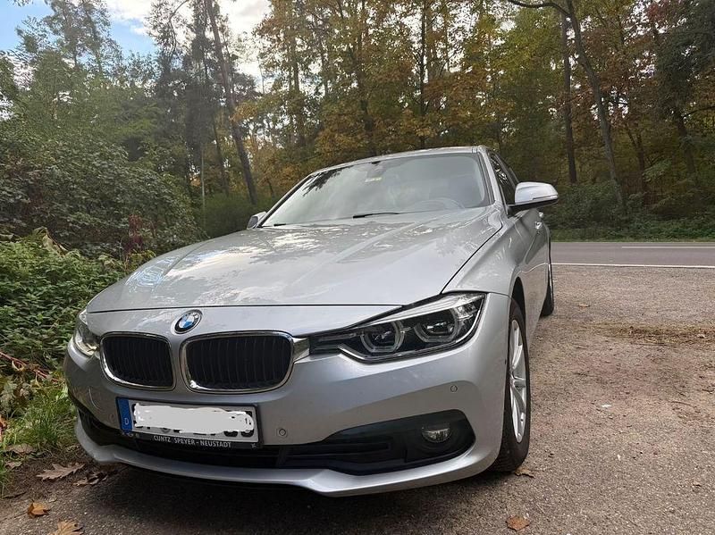 Silber Gebraucht 2018 BMW 320 Limousine | 13.200 € (Fairer Preis) - Bild 1/4
