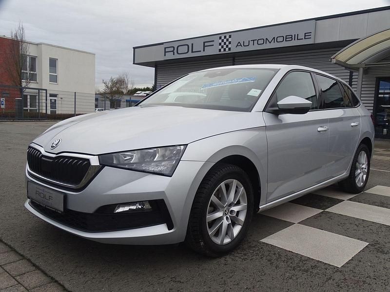 Silber brilliantsilber metallic (metallic) Gebraucht 2023 Skoda Scala Ambition Kleinwagen | 19.390 € (Fairer Preis) - Bild 1/4