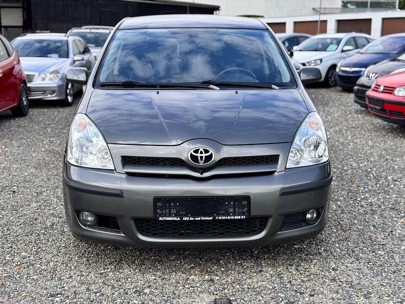 Grau Gebraucht 2006 Toyota Corolla Verso Executive Van / Kleinbus | 3.499 € (Fairer Preis) - Bild 1/4