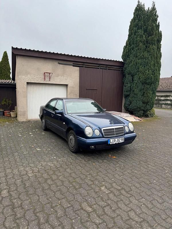 Blau Gebraucht 1997 Mercedes E200 Limousine | 1.750 € (Fairer Preis) - Bild 1/4