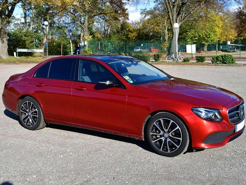 Gebraucht Mercedes E220 Avantgarde 194 PS (142 kW) 2016 Rot Limousine