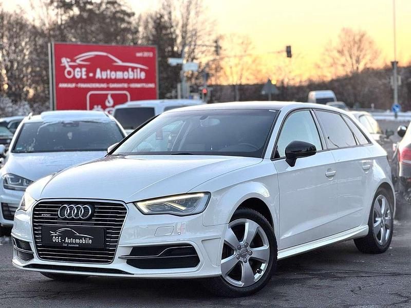 Weiß Gebraucht 2015 Audi A3 Sportback e-tron Attraction Kleinwagen | 13.750 € (Teuer) - Bild 1/4