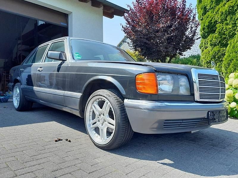Grau Gebraucht 1989 Mercedes E420 Limousine | 10.200 € - Bild 1/2