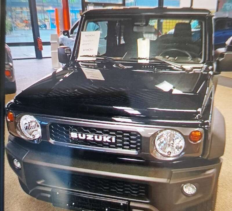 Black pure metallic Gebraucht 2023 Suzuki Jimny Adventure SUV | 30.995 € (Fairer Preis) - Bild 1/4