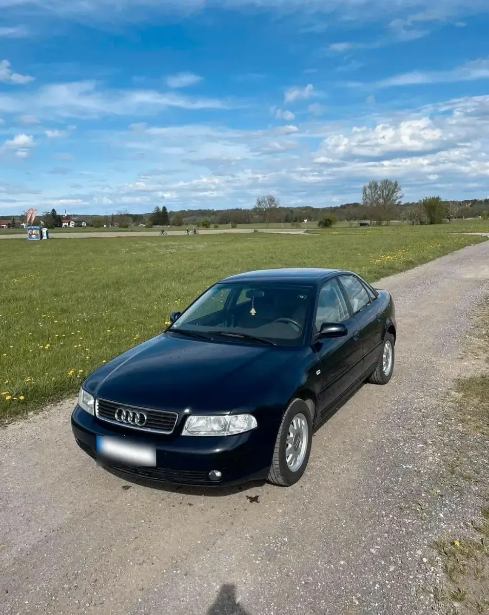 Używany Audi A4 102 KM (75 kW) 1999 Niebieski Sedan/Limuzyna