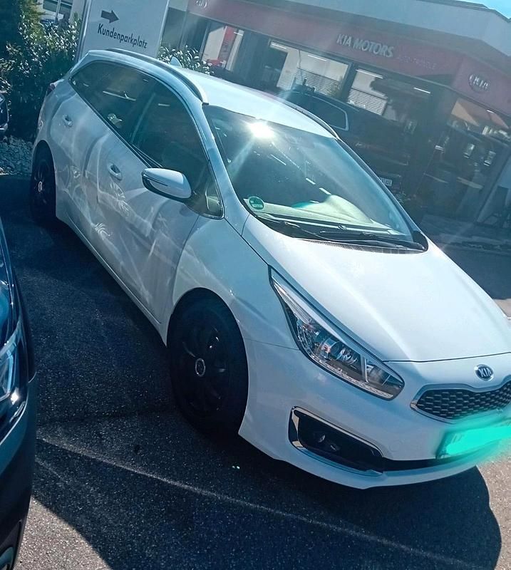 Weiß Gebraucht 2017 Kia Ceed Sportswagon Spirit Kombi | 13.800 € - Bild 1/3