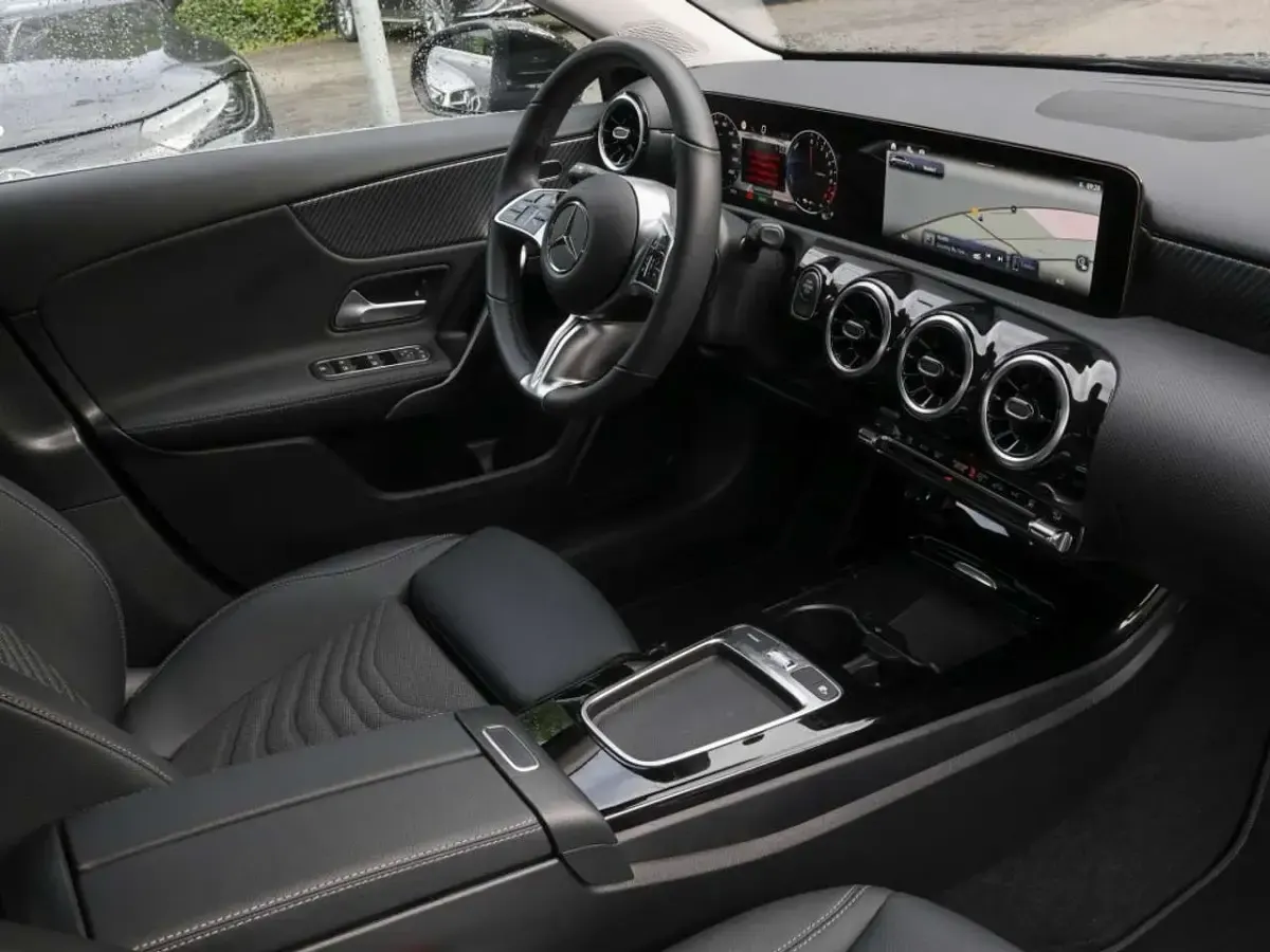 Gebraucht Mercedes A250 Progressive 163 PS (119 kW) 2025 Schwarz metalliclack kosmossch Limousine