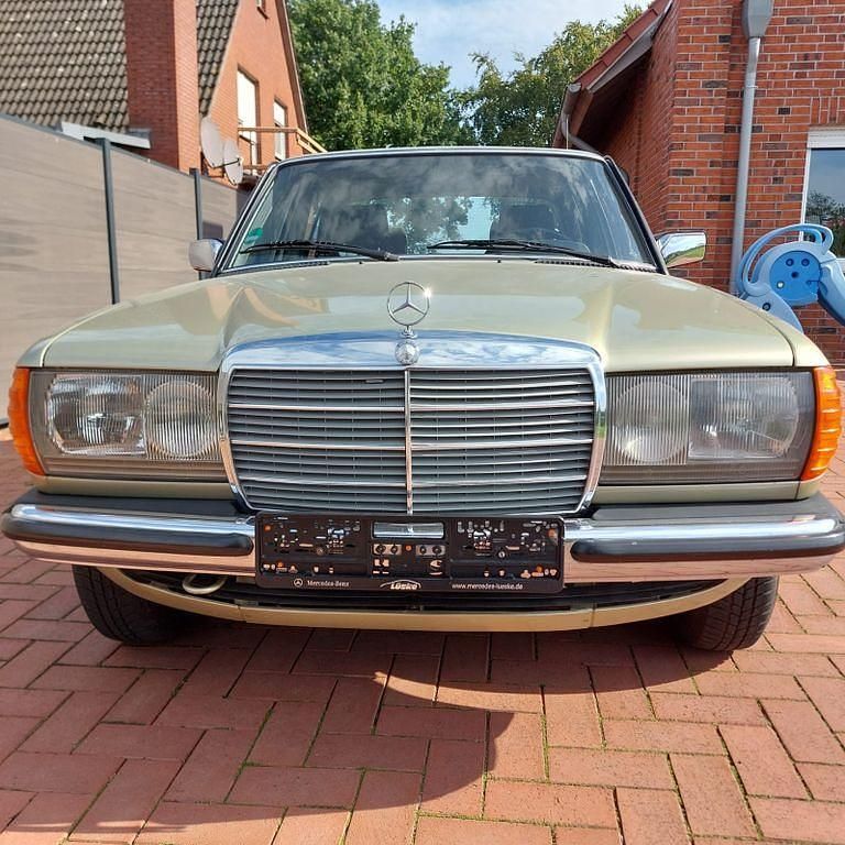 Grün Gebraucht 1982 Mercedes E230 Limousine | 9.990 € - Bild 1/4