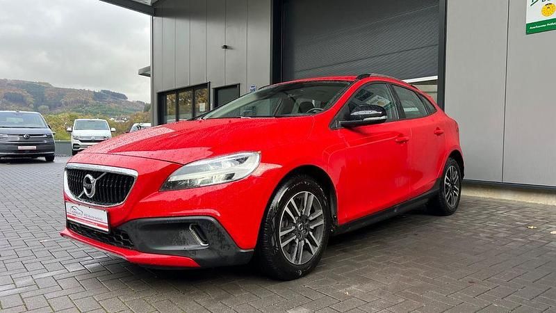 Gebraucht Volvo V40 CC Momentum 190 PS (139 kW) 2016 Rot Kombi