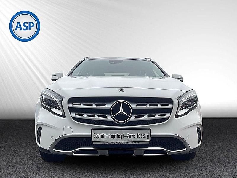 Gebraucht Mercedes GLA180 Urban 122 PS (89 kW) 2020 Weiß SUV