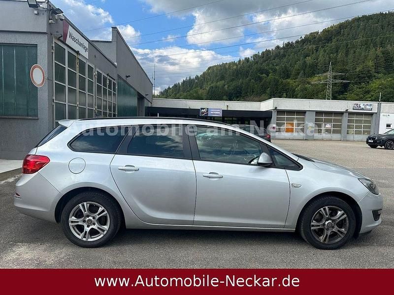 Gebraucht Opel Astra Edition 110 PS (80 kW) 2013 Argon silber/ice silver (m2) Kombi