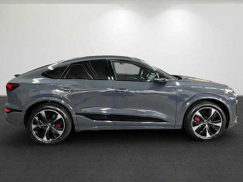 Neu Audi Q6 Sportback e-tron Performance 225 kW (306 PS) 2025 Grau SUV