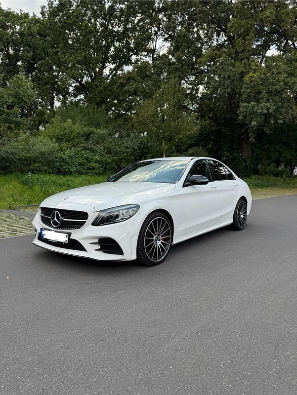 Weiß Gebraucht 2018 Mercedes C300 AMG line Limousine | 26.300 € (Teuer) - Bild 1/4