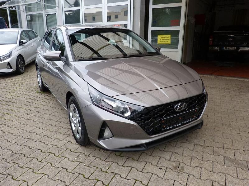 Grau Gebraucht 2022 Hyundai i20 Limousine | 17.390 € (Fairer Preis) - Bild 1/4