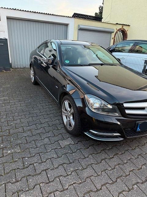 Gebraucht Mercedes C180 156 PS (114 kW) 2011 Schwarz Coupé