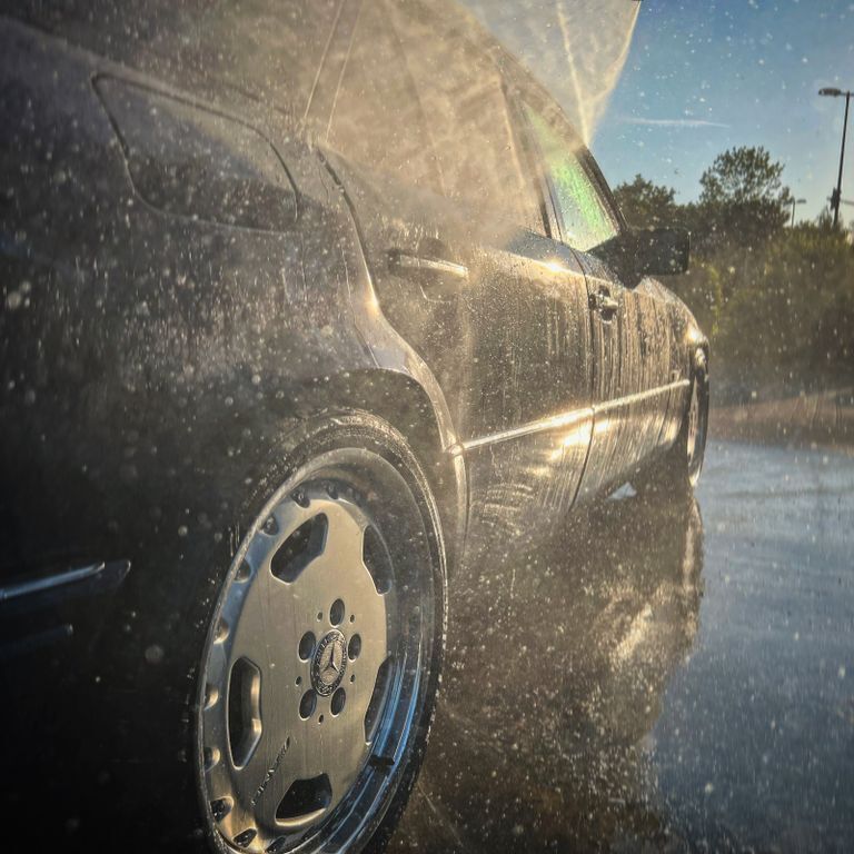 Blau Gebraucht 1994 Mercedes E320 Limousine | 16.800 € - Bild 1/4