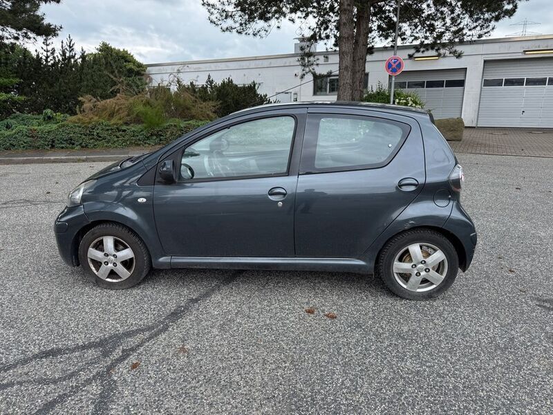 Grau Gebraucht 2010 Toyota Aygo Cool Kleinwagen | 1.699 € (Superpreis) - Bild 1/4