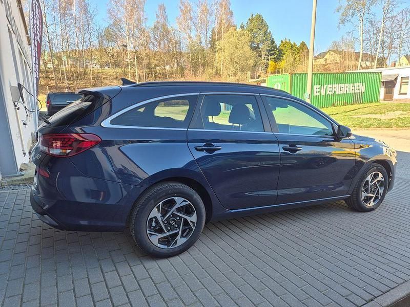 Neu Hyundai i30 140 PS (102 kW) 2025 Blau Kombi