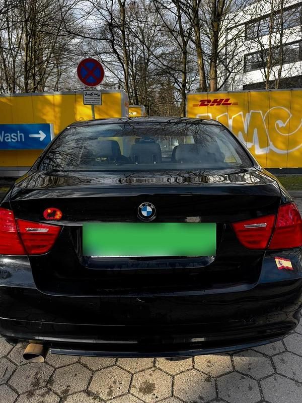 Gebraucht BMW 318 143 PS (105 kW) 2011 Schwarz Limousine