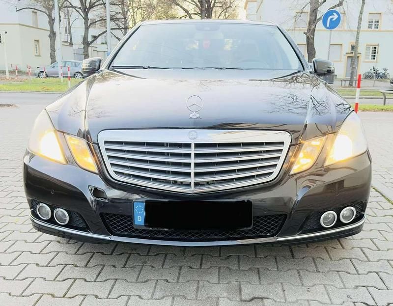 Gebraucht Mercedes E250 204 PS (150 kW) 2011 Schwarz Limousine