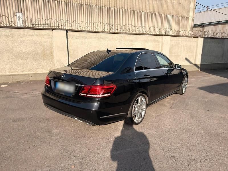 Gebraucht Mercedes E220 Avantgarde 170 PS (125 kW) 2015 Schwarz Limousine