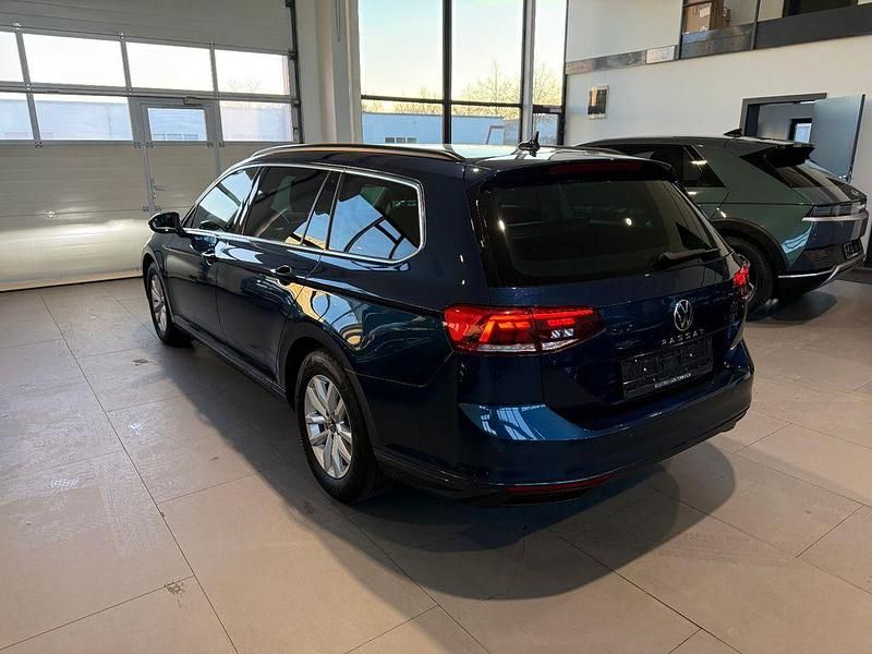 Gebraucht VW Passat Business 150 PS (110 kW) 2023 Blau Kombi