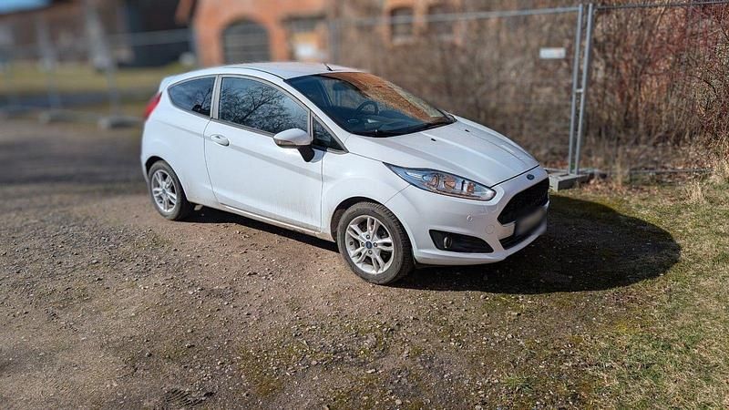 Gebraucht Ford Fiesta Celebration 101 PS (74 kW) 2017 Weiß Kleinwagen