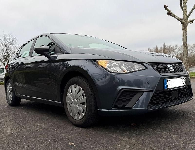 Grau Gebraucht 2019 Seat Ibiza Reference Limousine | 10.999 € (Guter Preis) - Bild 1/4