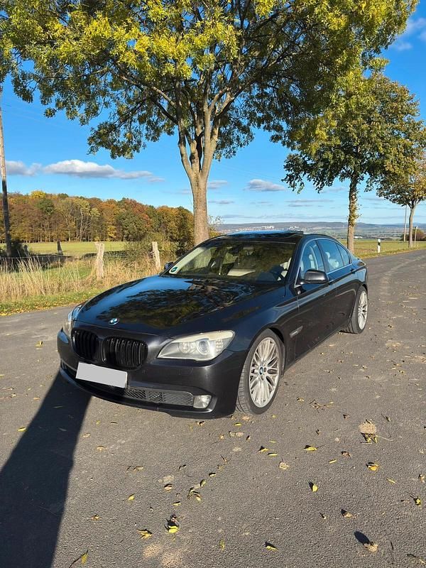 Grau Gebraucht 2008 BMW 730 Limousine | 8.900 € (Fairer Preis) - Bild 1/4