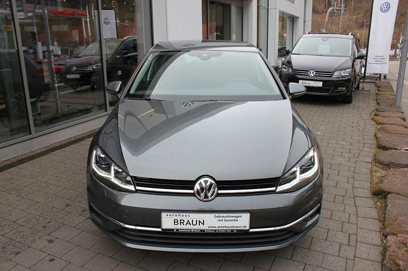Używany VW Golf VII Sound 110 KM (80 kW) 2018 Szary Sedan/Limuzyna