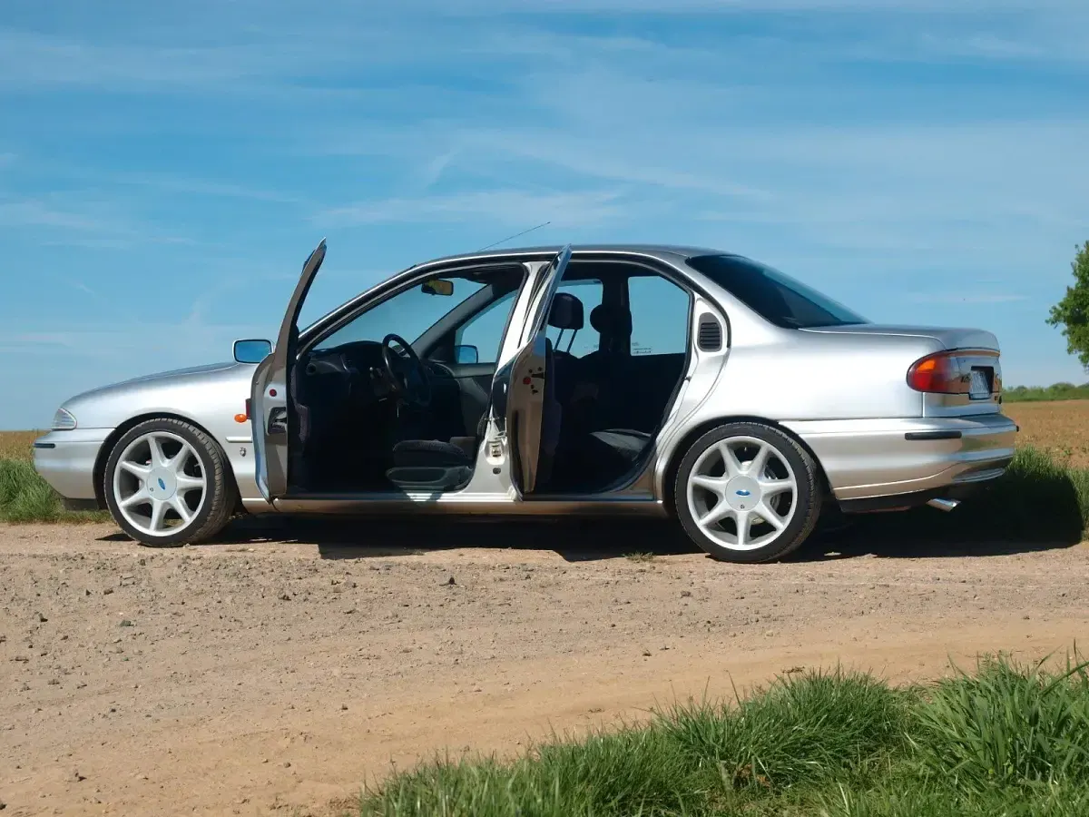 Gebraucht Ford Mondeo Ghia 115 PS (84 kW) 1994 Silber Limousine