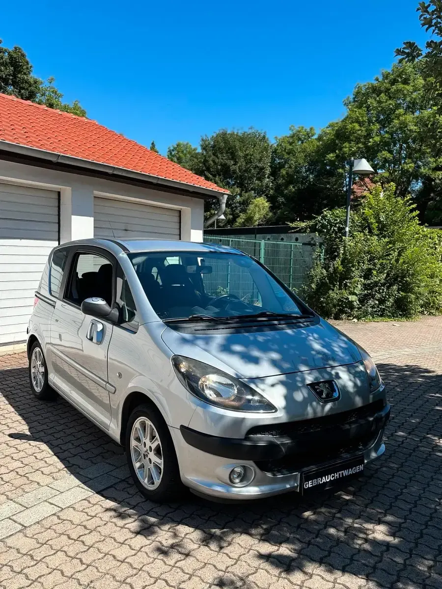 Gebraucht Peugeot 1007 109 PS (80 kW) 2008 Silber Van / Kleinbus